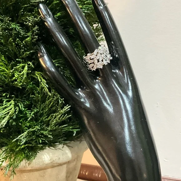 Elegant Silver Statement Ring - Picture 10 of 11